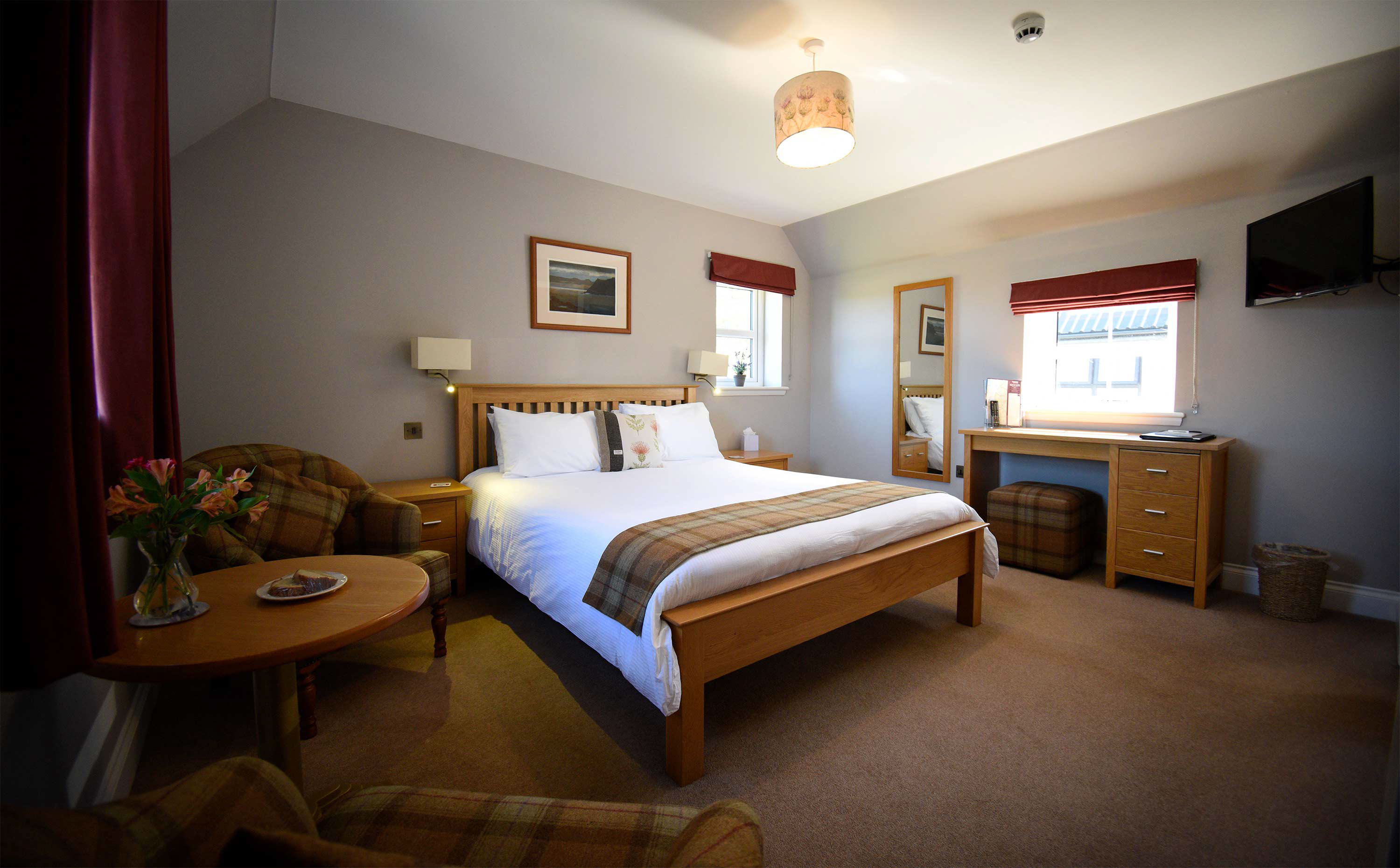 Heatherfield House contains spacious King Size Double Beds with En Suite bathroom and WIFI Internet Access
