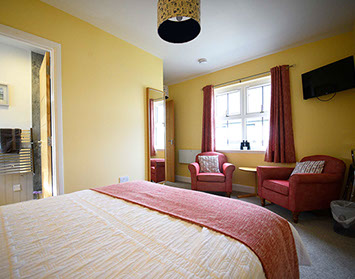 Heatherfield House Self Catering Accommodation contains a King Size Double Bed En Suite Bathroom and WIFI